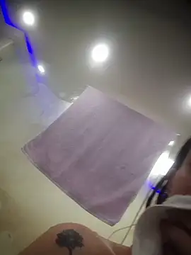 aurora_petitee webcam