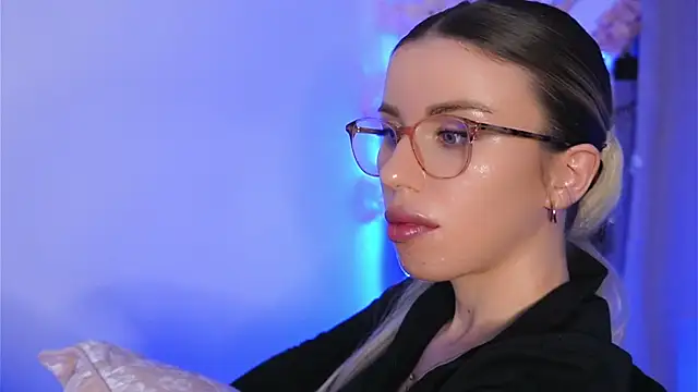 ivyleague_ (F young) - Can you distract me ?:P