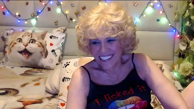 HappyWomanOn webcam
