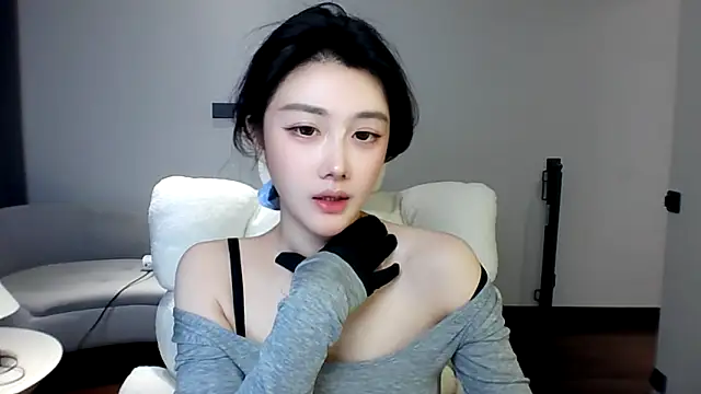 美女MedeLineayr在线直播