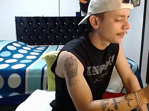 PaleVibes live sex cam