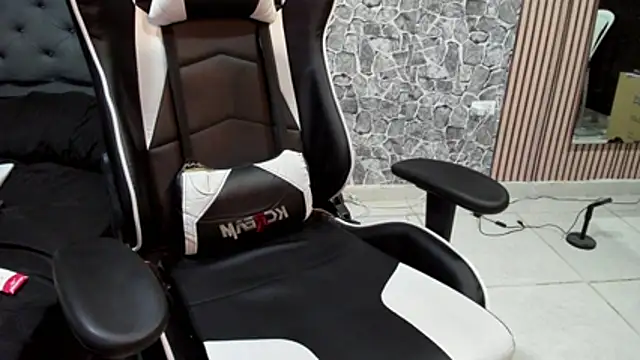 chriss_jones1 - Chriss_jones1's free webcam - UK Sex Cams