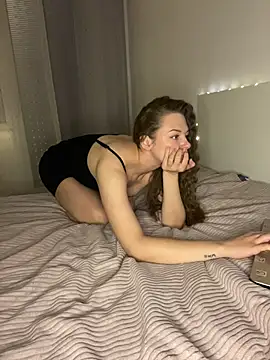 EllaMoonlight webcam