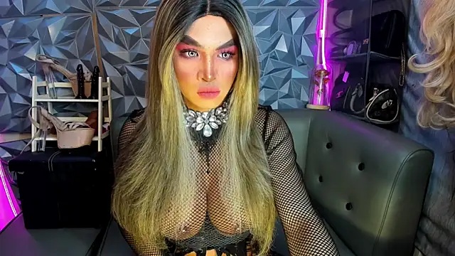 10inDominant_Ayesha webcam