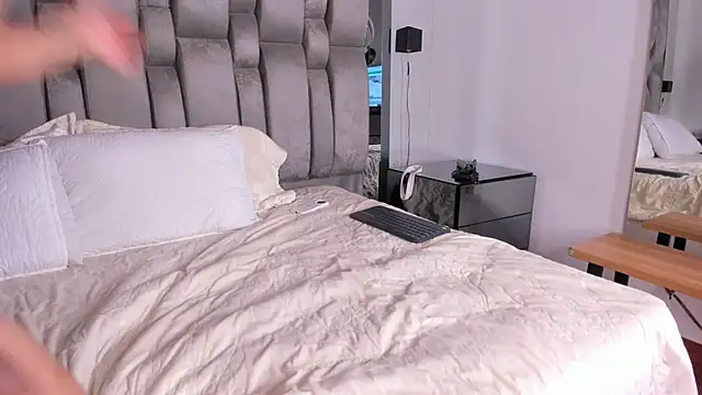 REINA_ADAHARA webcam