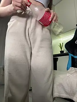 CurlyLara Live Webcam on Stripchat