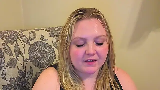 PhatAssBlond webcam