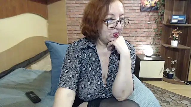 EvelyneFlirtyMilf webcam