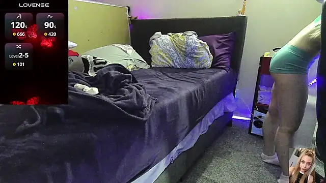 Blondiewithanass webcam