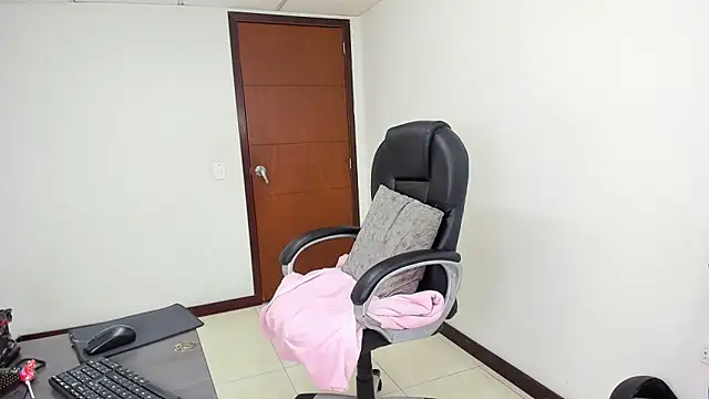 aisha_hotts777 - Aisha_hotts777's free webcam - UK Sex Cams