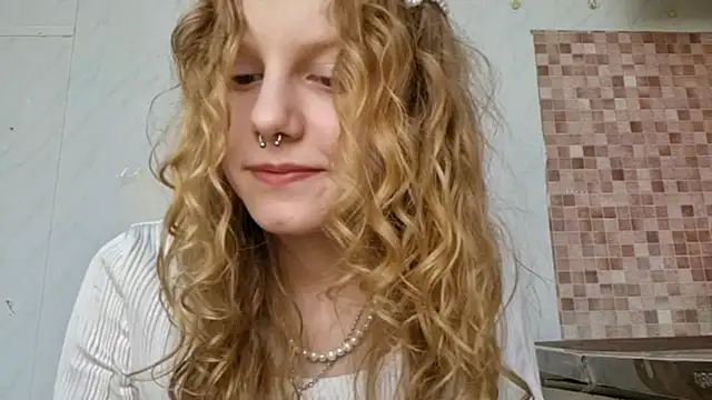 Kira_Wonderfullina webcam