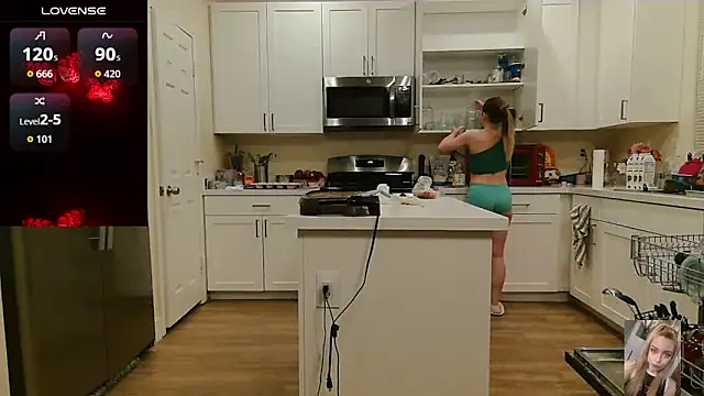 Blondiewithanass webcam