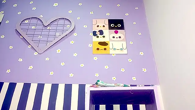 PetiteIvoryQueen19 webcam