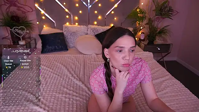 MirielleNymph webcam