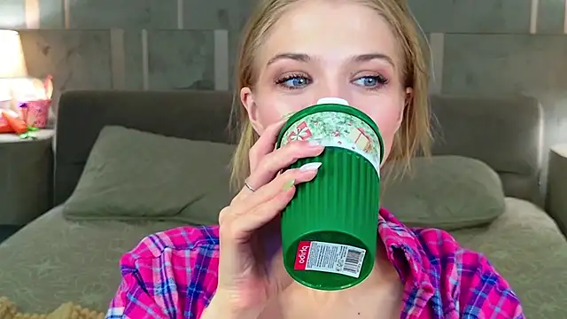 4example_Chloe webcam