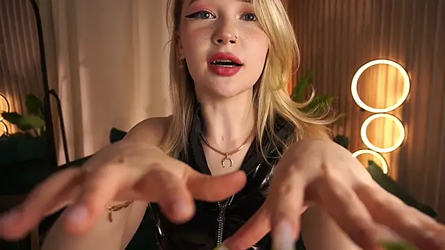 LauraWifeness webcam