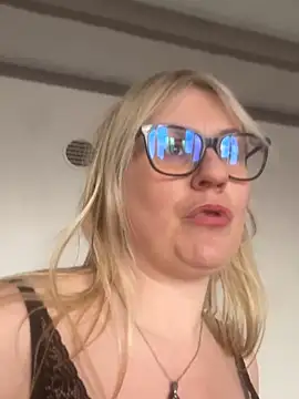 lady_gloria69 (Ask my age) - Gode pdt 1 min chatte