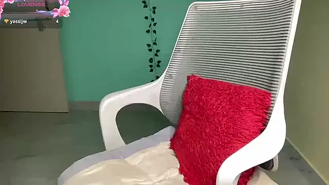 classy_kritii webcam