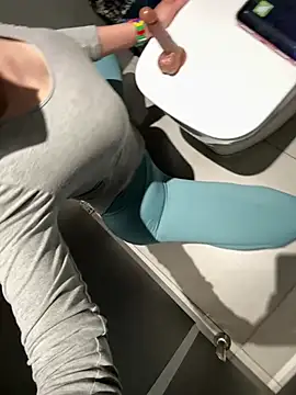 美女DDREBA在线直播