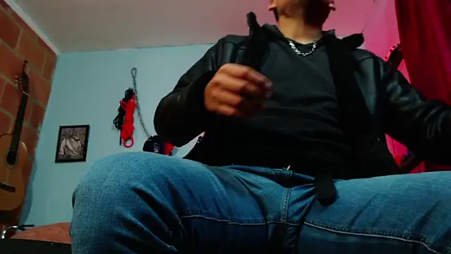 dom2travelersss webcam