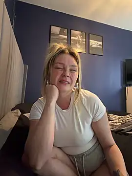 sky25x (F milf) - Pussy spanks and rub