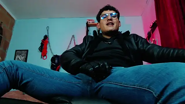 dom2travelersss webcam