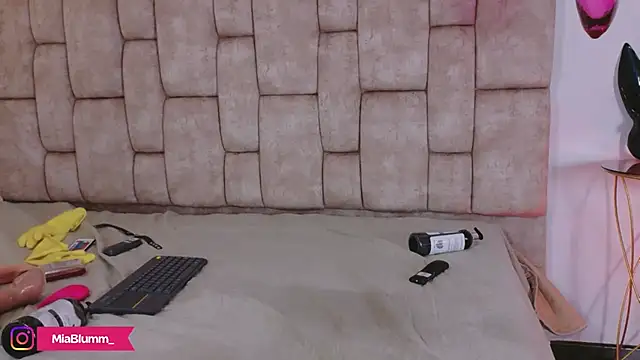 MiiaBlumm_ webcam