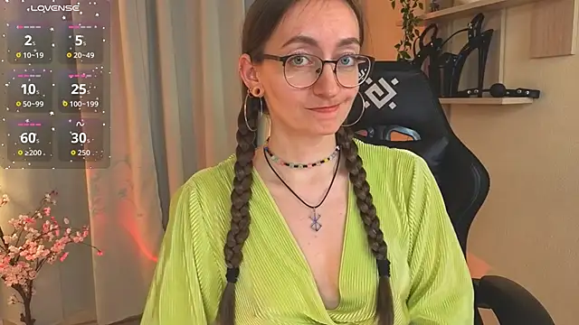 serenity_xo (F young) - Touch tits under top