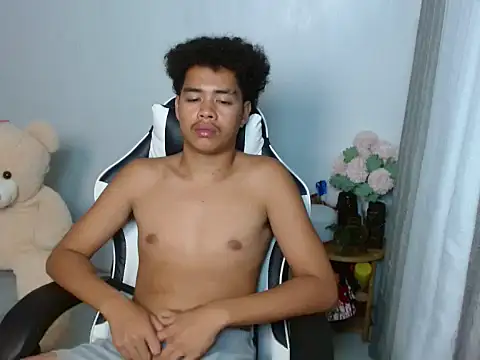 curlyasian_njxx webcam