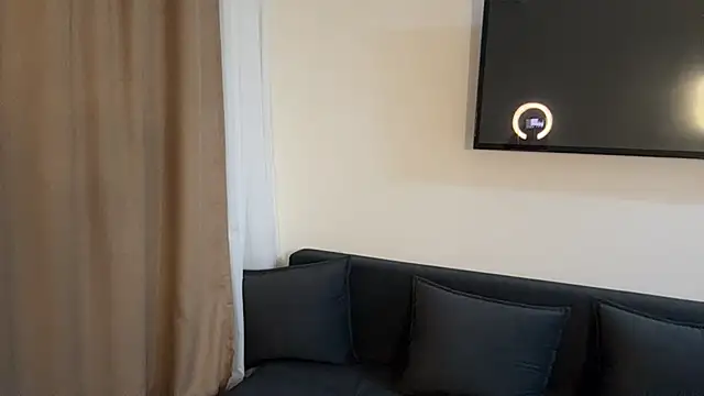 Ur_neighbor_Kira webcam