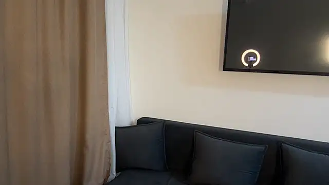 Ur_neighbor_Kira - Live Cam