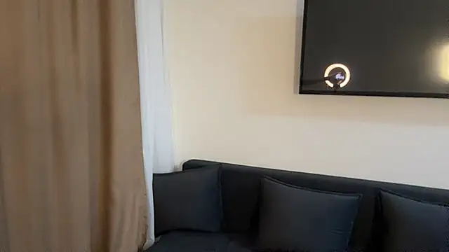 Ur_neighbor_Kira webcam