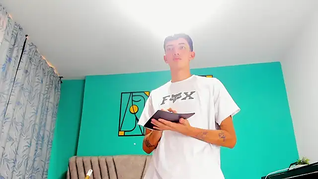 maikol_ortiz (M twink) - I come on the desk