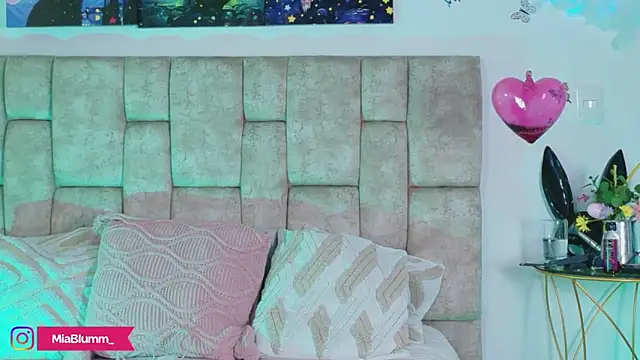 MiiaBlumm_ webcam