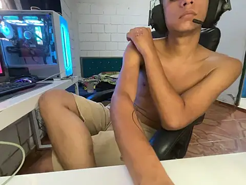 max_thehorsedick - Max_TheHorseDick's free webcam - UK Sex Cams