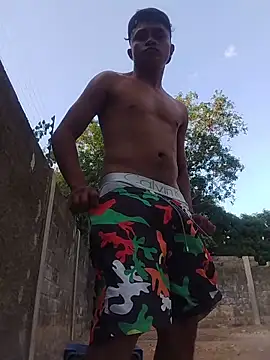 HOTRAINYGOLDEN webcam