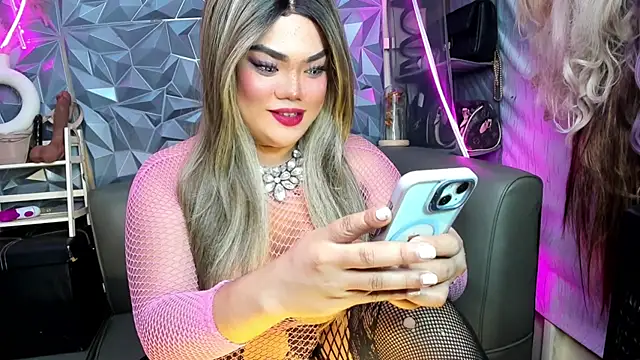 AlwaysHornyMia webcam