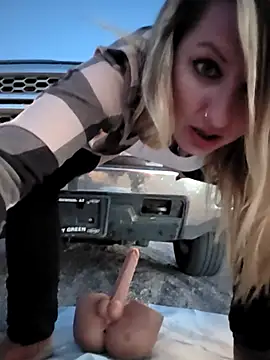 SheIsSomething webcam