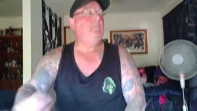 kinkyblueyes69 (M mature) - NAKED