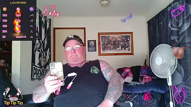 kinkyblueyes69 (M mature) - SHOW ARSE FOR 5 MINUTES BENT OVER