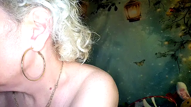 Blondie_the_librarian webcam