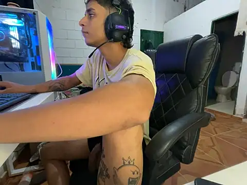 Max_TheHorseDick live sex cam