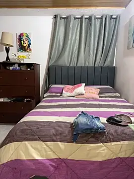 melissa_bianco (F milf) - play with nipples