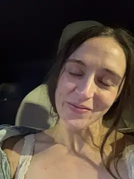 lunagirl13's Stripchat show and profile