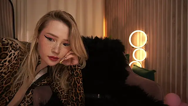 LauraWifeness webcam