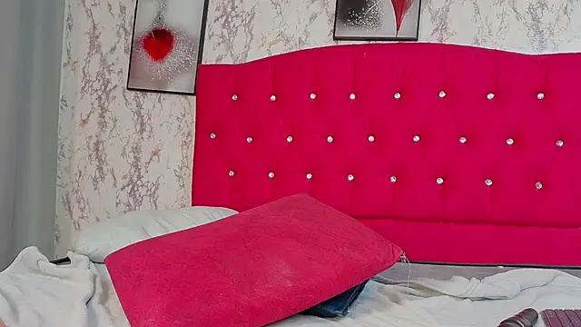 Webcam Model (Larissa_Antonella)  is live.Free join now!