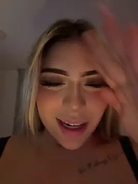 MiaWhitePink_ webcam