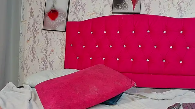 Webcam Model (Larissa_Antonella)  is live.Free join now!