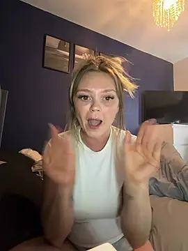 Webcam Model (Sky25x)  is live.Free join now!