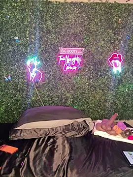 Webcam Model (RenaThickAss) is live